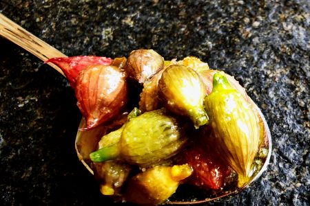 Falsche Kapern aus Schnittlauchblüten - so einfach kannst du sie machen! Bei mir bekommst du ein veganes Rezept für Schnittlauchblütenkapern. Probiere es unbedingt aus! #govegan