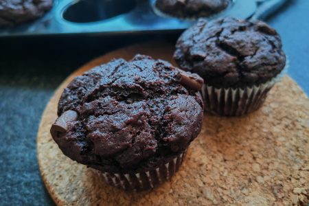 Saftige, geschmackvolle Schokomuffins ohne Ei - dieses vegane Rezept musst du unbedingt ausprobieren. So schnell, so lecker! #veganbacken #veganerezepte