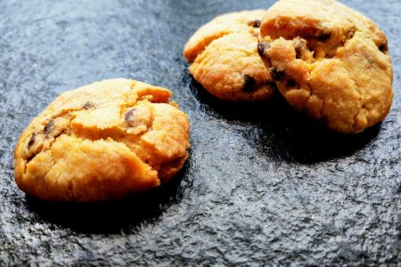 Die einfachsten Kekse der Welt: 5 Minuten Cookies ohne Ei und völlig vegan. So lecker! Die musst du nachbacken! Das Rezept von Julie findest du auf cappotella.de