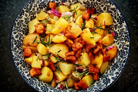 Saftig und dennoch knackig - dieser Bratkartoffelsalat ist ein absoluter Genuss, den du unbedingt ausprobieren solltest. Und das vegan! #kochen #vegan #bratkartoffelsalat #kartoffelsalat #govegan