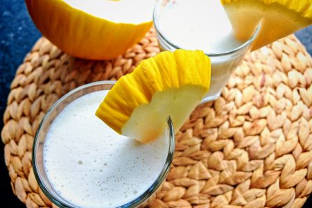 Es ist Zeit für einen neuen Sommerdrink - und dieser Milchshake mit Honigmelone ist ein absoluter Genuss! Einfach, vegan & lecker! #milchshake #milkshake #vegan