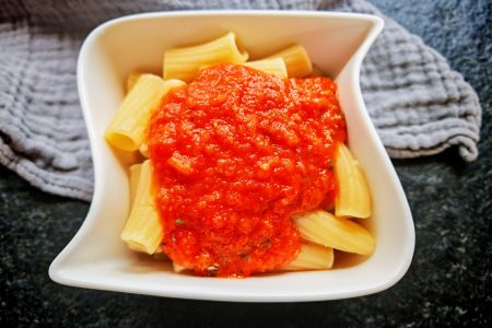 Die beste italienische Tomatensoße findest du hier. So einfach, so lecker & traditionell vegan! Druck dir das Rezept am besten direkt aus!