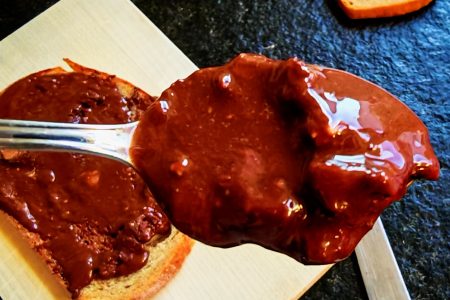 Nutella selber machen - so einfach geht es. Mein veganes Rezept sorgt für den absoluten Genussmoment zum Frühstück.