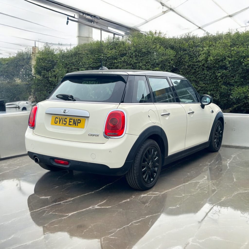 MINI Hatch 1.5 Cooper Euro 6 (s/s) 5dr GY15ENP  2015 (15)  65,800 miles Petrol Manual White 2 owners Car ULEZ