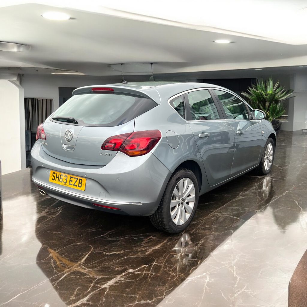 Vauxhall Astra 2.0 CDTi ecoFLEX Elite Euro 5 (s/s) 5dr SH63EZB  2013 (63)  73,500 miles Diesel Manual Silver 4 owners Car