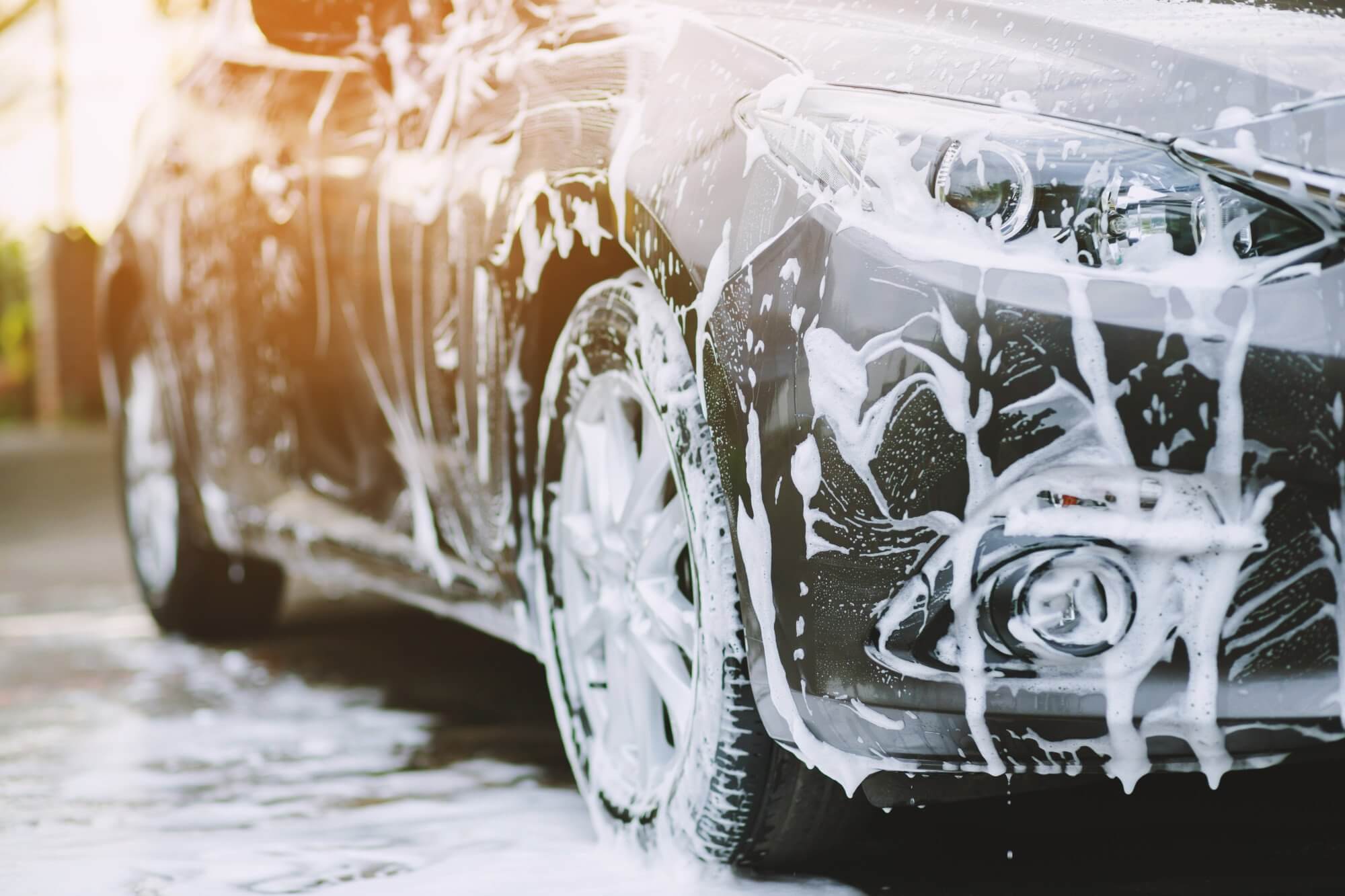 Vask bil hjemme uden højtryksrenser - Læs vores guide her