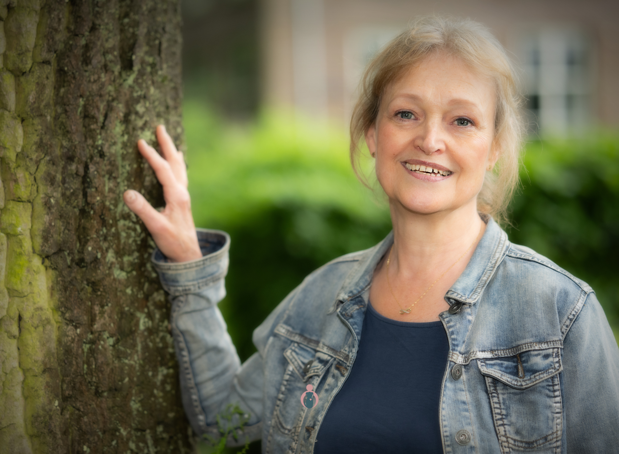 Foto van Leida staand bij een boom