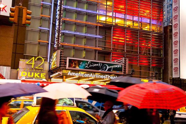 Una calle de Manhattan con colores y paraguas rojos