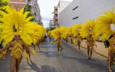 TORREVIEJA SE LLENÓ DE COLOR CON EL DESFILE DE VERANO