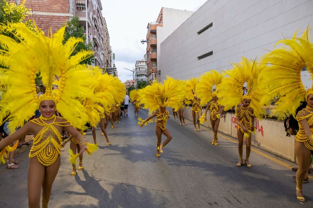 TORREVIEJA SE LLENÓ DE COLOR CON EL DESFILE DE VERANO