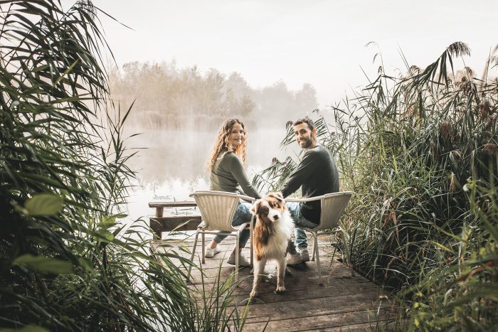 Pärchenshooting mit Hund am See