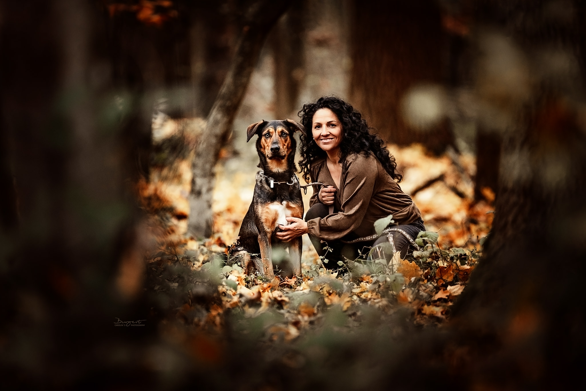 Besitzerin mit Hund im Herbstwald