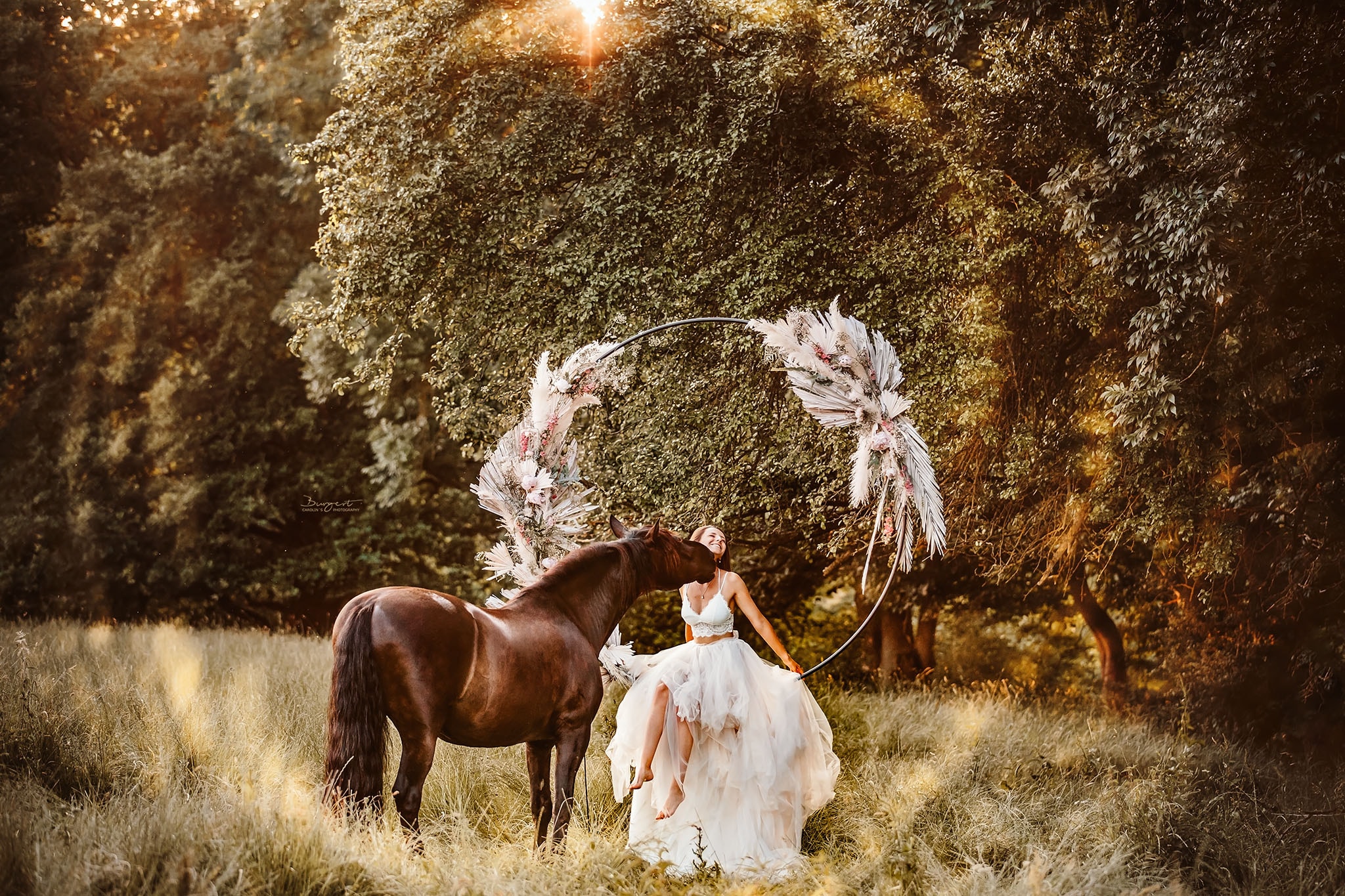Mädchen und Pferd im Blumen Loop