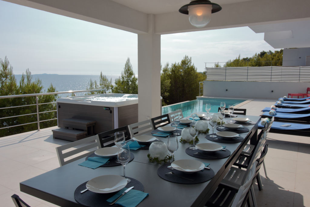 Pool terrace, shaded dining area for 12 people, jacuzzi, sunloungers, infinity pool, sea view