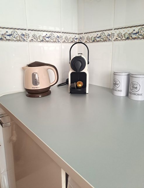 keuken met waterkoker en nespresso apparaat