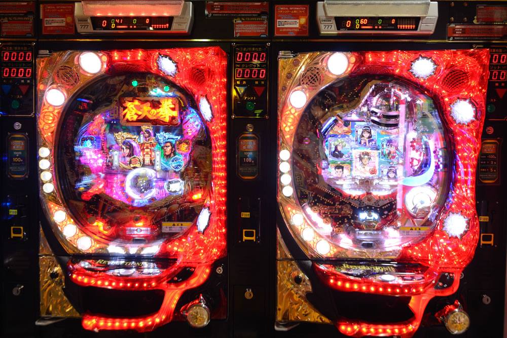 How do Pachinko machines incorporate themes?