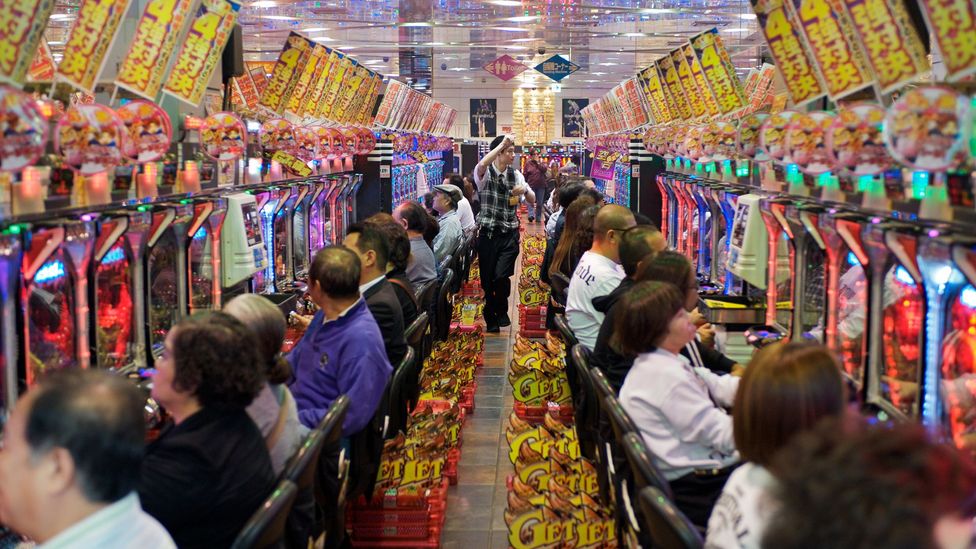 How do Pachinko parlors attract customers?