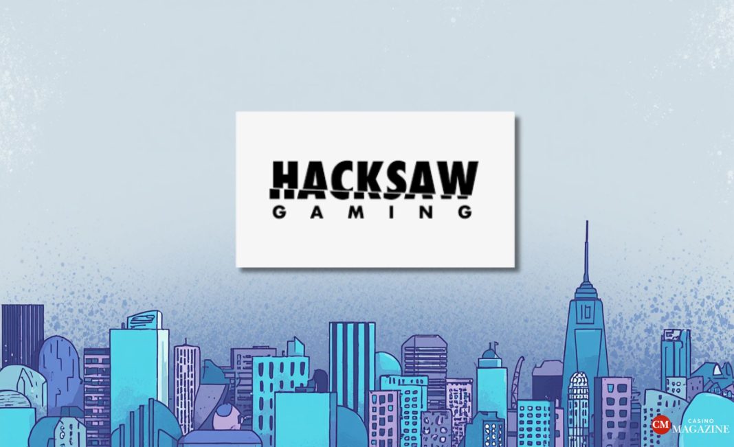 Hacksaw Gaming-logotyp mot stiliserad stadsillustration i blå toner – omslagsbild för aktieanalys 2025