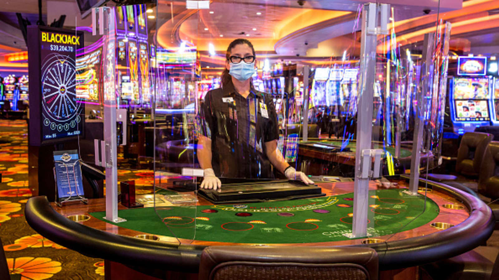 How can I manage my budget while gambling on the casino floor?