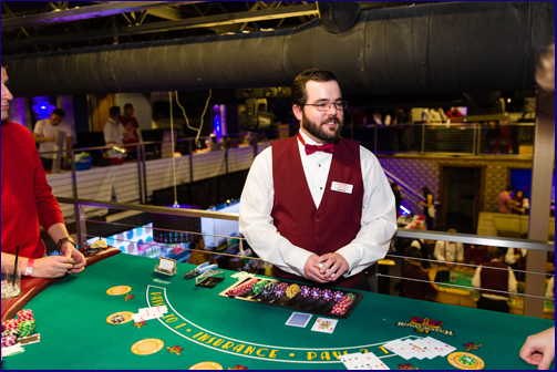 How does a croupier manage a crowded table?