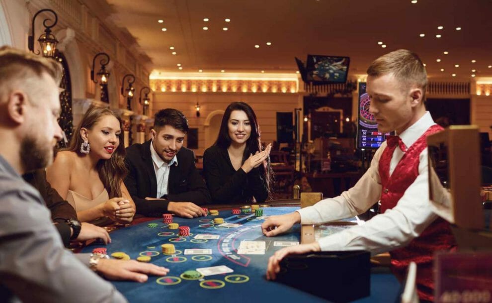 How do croupiers manage different types of players?