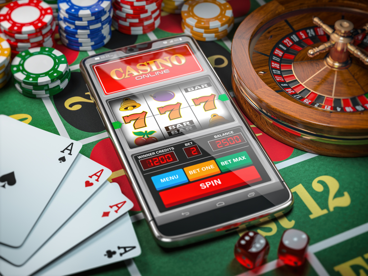 What are the benefits of playing at an online casino?