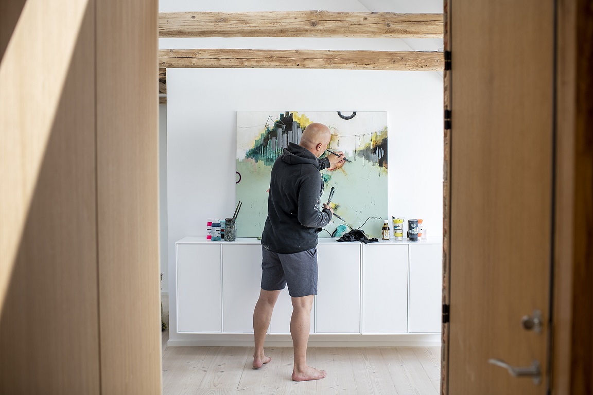 Casper Eliasen står og maler i sit atelier
