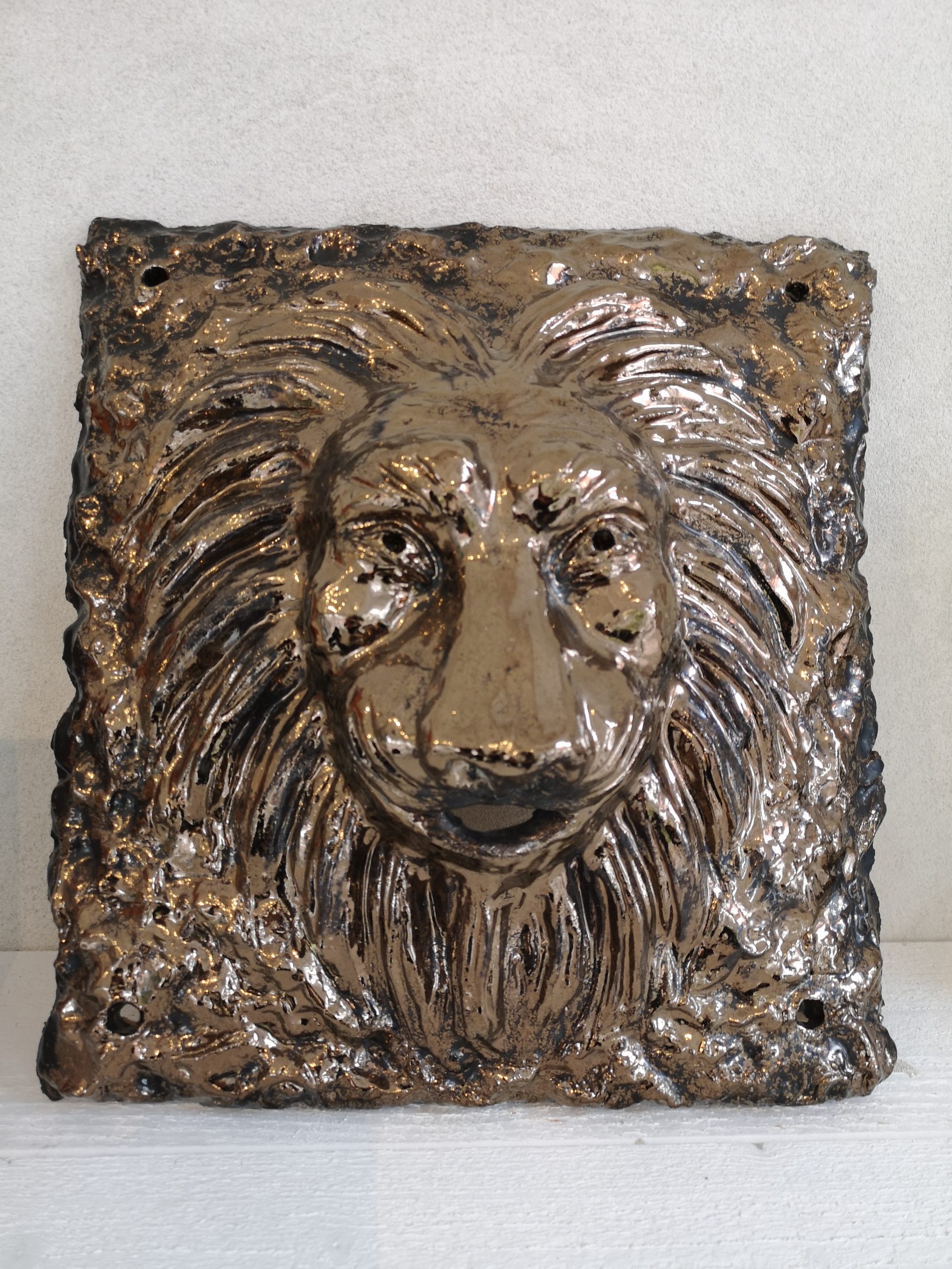 Lejonhuvud i keramik