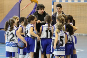 Las chicas benjamines atendiendo a sus entrenadores durante un tiempo muerto | Foto: Pablo Lanza