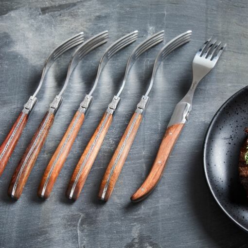Laguiole steak bestik i 2 materialer Steakknive eller gafler er med håndtag af i enten rosewood eller sort træ. Perfekt til grillaften med venner og familie
