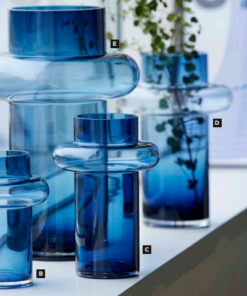 Lyngby Glas tube vaser flere farver og størrelser. Det unikke formsprog gør vaserne til skulpturer