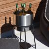 SACKit Outdoor Stand Ø22 er en udendørs stander i pulverlakeret rustfrit stål og wine bucket i et enkelt design