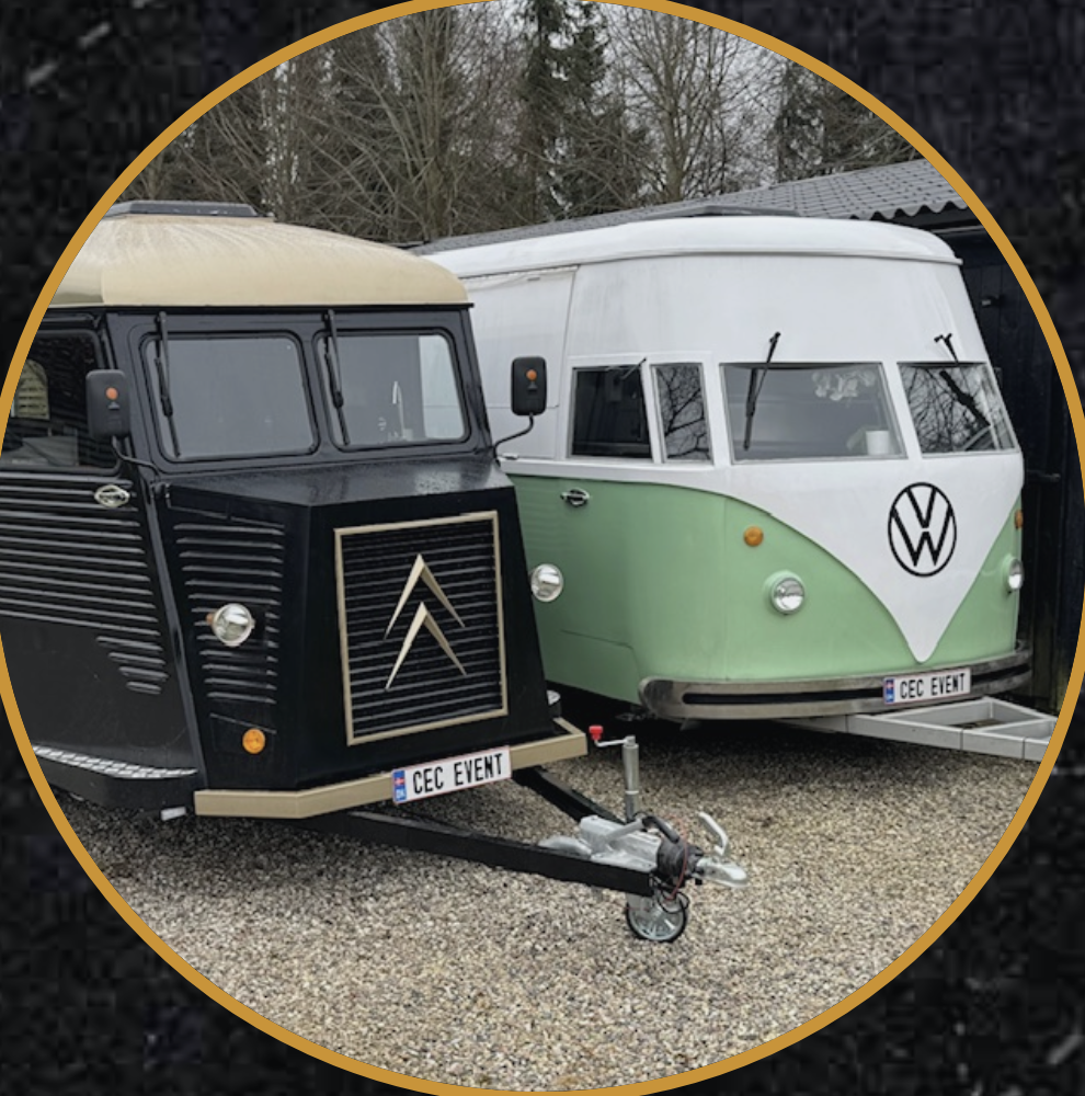Retro Bar<br />
Giv din fest eller event et unikt og nostalgisk twist med vores to charmerende barvogne.</p>
<p>En klassisk VW Folkevognsrugbrød og en ikonisk Citroën Type H.</p>
<p>Begge vogne er ombygget til mobile barer og skaber den perfekte ramme til firmaevents, festivaler og private fester.