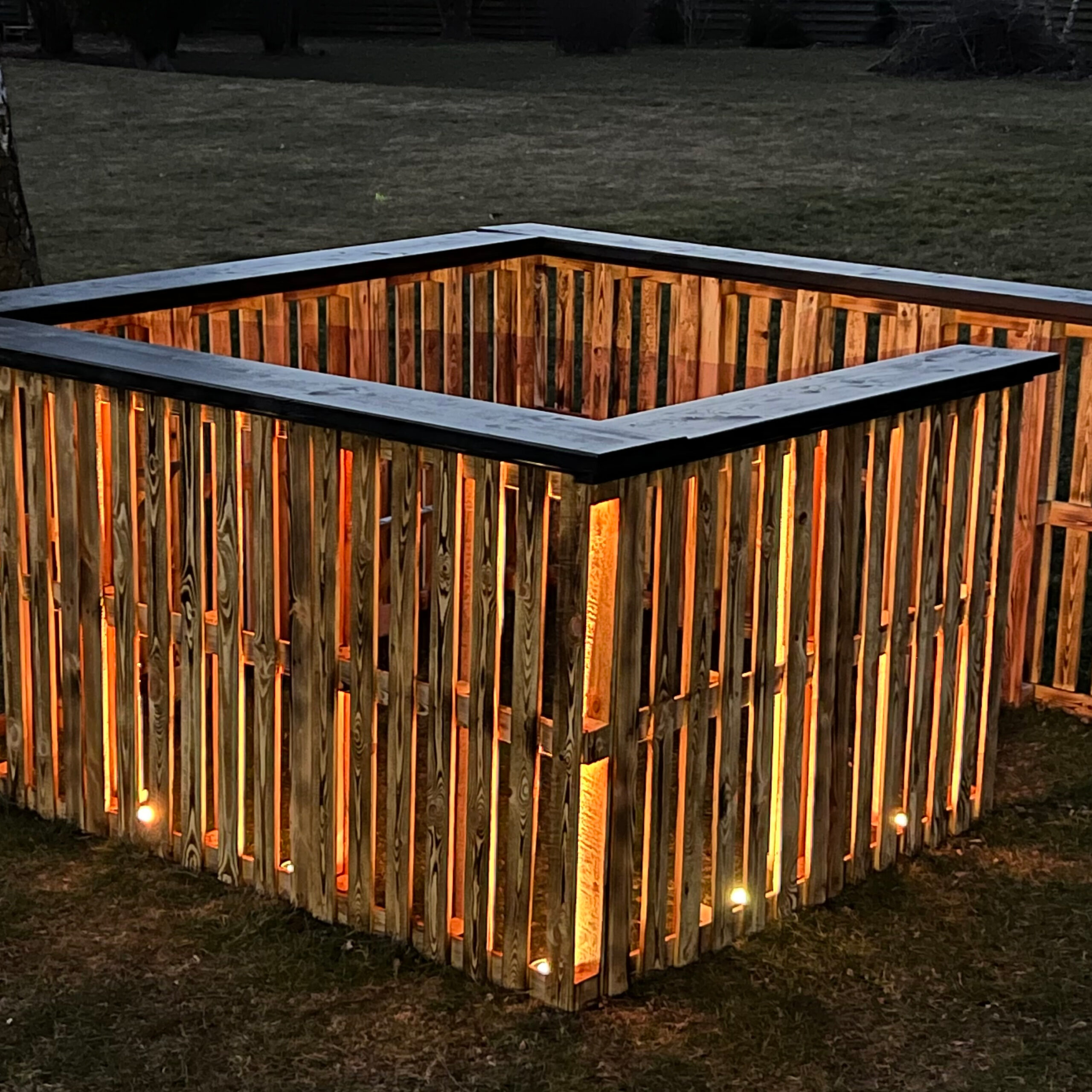 <br />
Vores pallebar er perfekt til større arrangementer, da baren er kvadratisk og bardisken rundt er 12 meter.</p>
<p>Her kan nemt arbejde 2-3 bartendere.