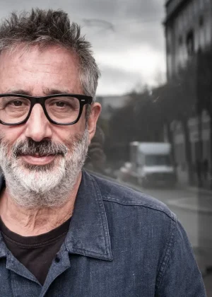 Judar ska inte behöva definieras av Israel – intervju med David Baddiel i SvD