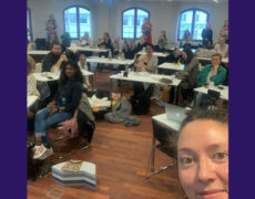 Cecilie holder foredrag hos Barselakademiet
