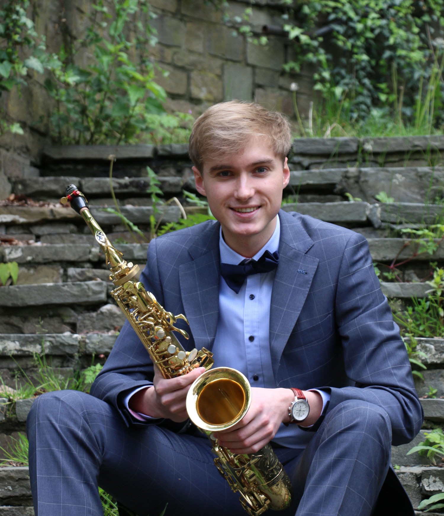 Cédric sitting with his alto sax