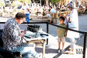 Cees live schetsend in Delft voor publiek