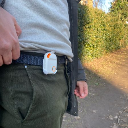 Clips til påsætning af alarmen i bæltet, tøjet eller tasken