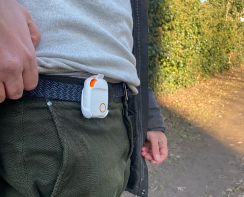 Clips til påsætning af alarmen i bæltet, tøjet eller tasken