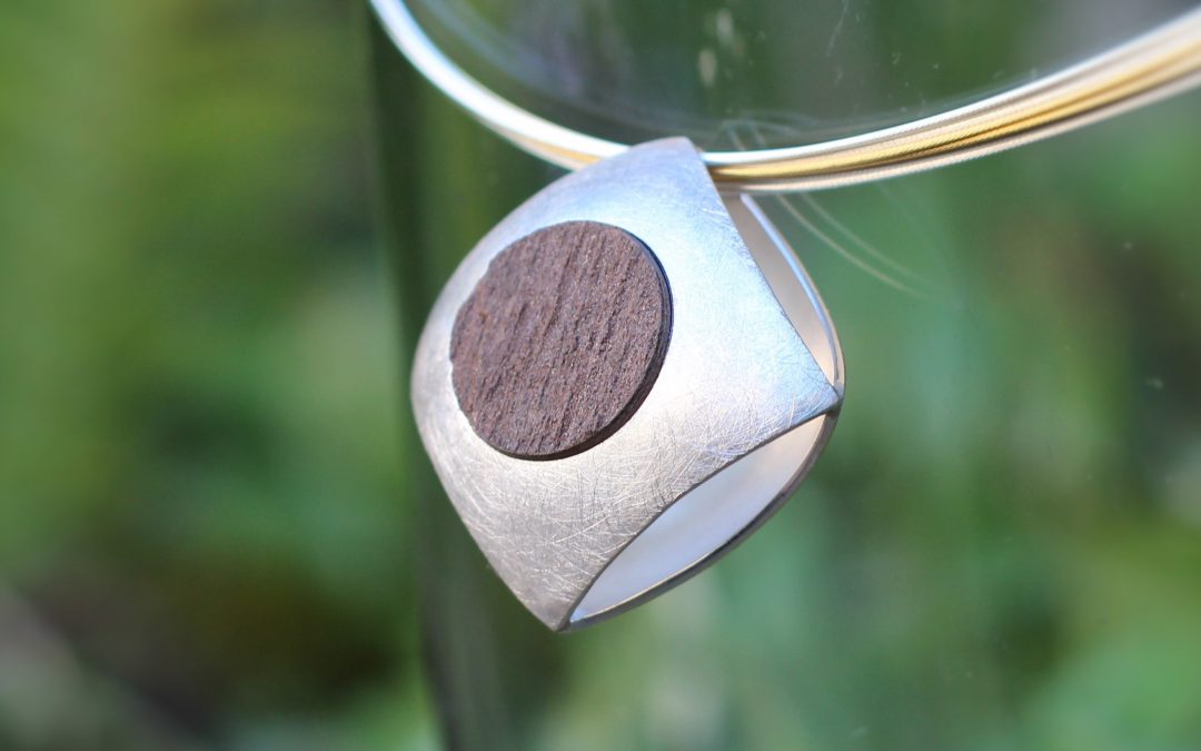 Pendentif « carré soufflé » en argent et bois pétrifié