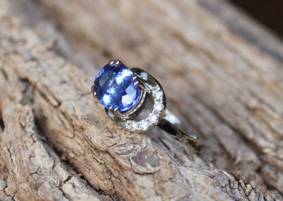 Bague or blanc, tanzanite et diamants