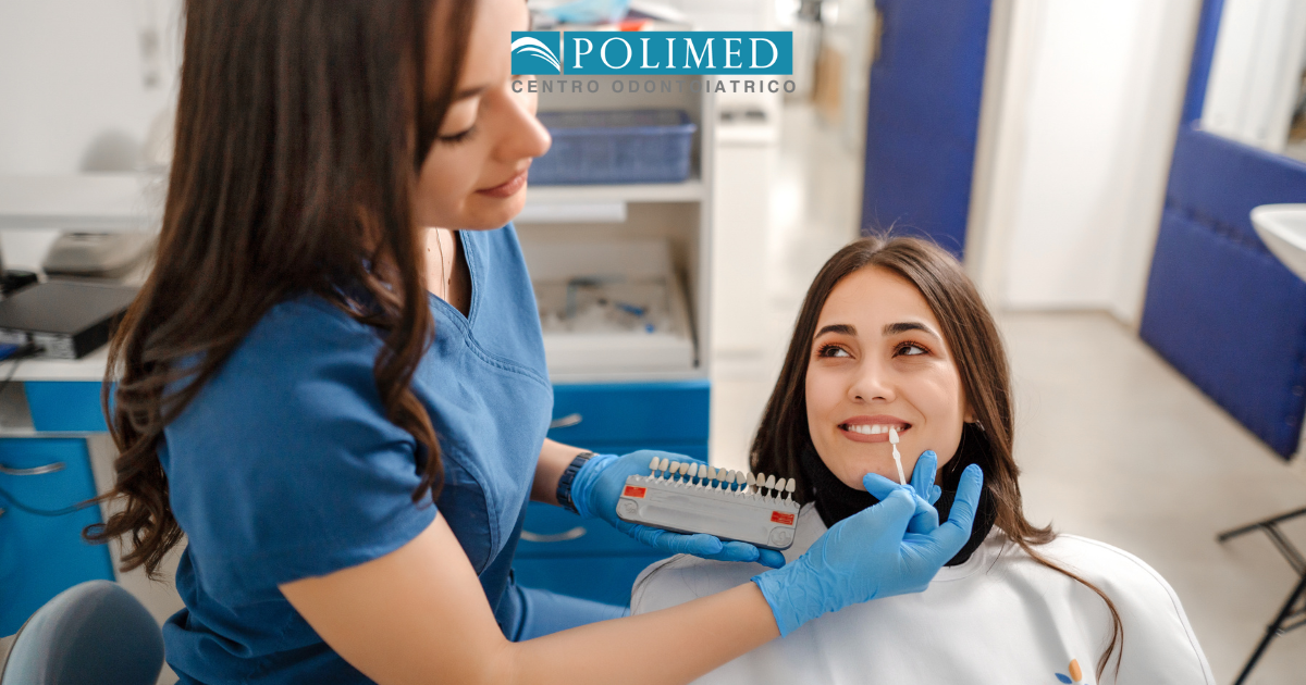 Una paziente dal dentista mentre le vengono applicate delle faccette dentali estetiche