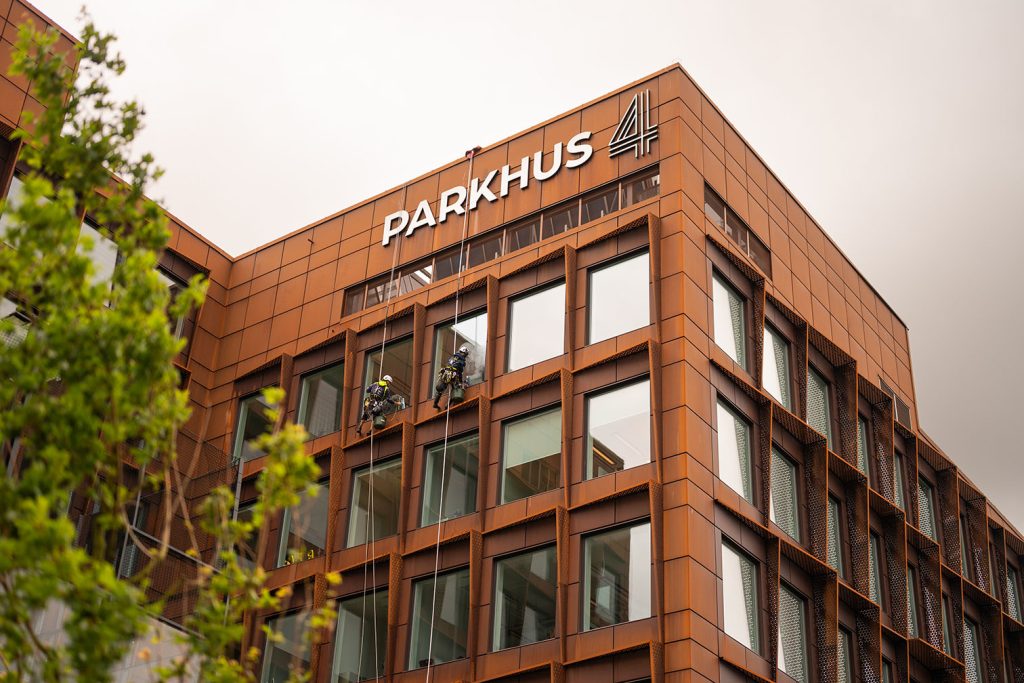 Reptekniker putsar fönster från Parkhus 4 i mölndal