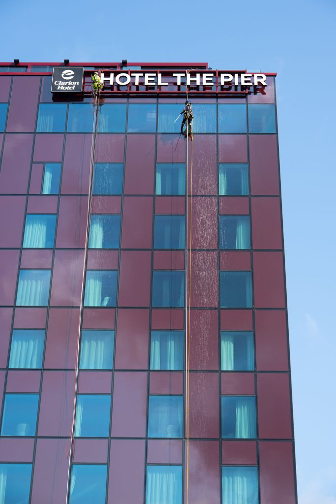 Fönsterputs och fasadtvätt med rope access