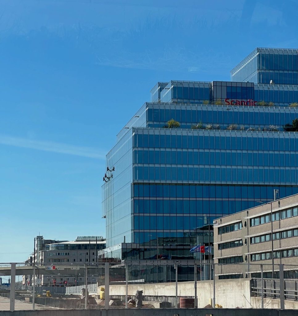Reptekniker putsar Platinan med rope access