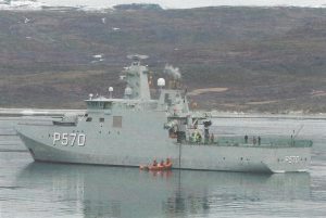 Inspektionsfartøjet P570 Knud Rasmussen ved Grønland. I Nordatlanten er hovedopgaven suverænitetshævdelse, men skibene varetager mange andre opgaver omkring Grønland og Færøerne. Ill. fra bogen.