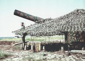 En 17 cm-kanon fotograferet ved Hanstholm i sommeren 1943. Foto: Walther Frentz. Ill. fra bogen.