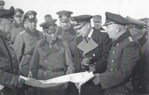 Rommels inspektion i Hanstholm den 7. december 1943. I midten Rommel og hans flåderådgiver, viceadmiral Friedrich Ruge, mellem dem general v. Hanneken og til højre kommandanten i Hanstholm, orlogskaptajn Dietrich Knippenberg. Bunkermuseum Hanstholm. Ill. fra bogen.
