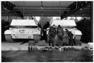 Hvidmalede kampvogne med påmalet "UN" - de såkaldte sneleoparder, fra 1994. Foto: FOV Forsvarets Oplysnings- og Velfærdstjeneste / Forsvarsgalleriet..